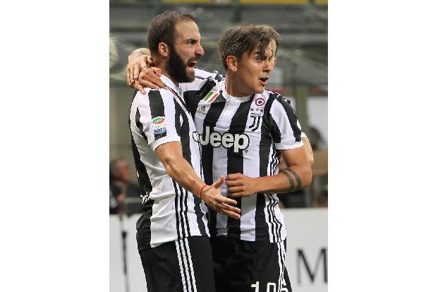 Geradezu begeistert zeigt sich Juventus-Offensivmann Paulo Dybala, als er von der Verpflichtung seines argentinischen Landsm...