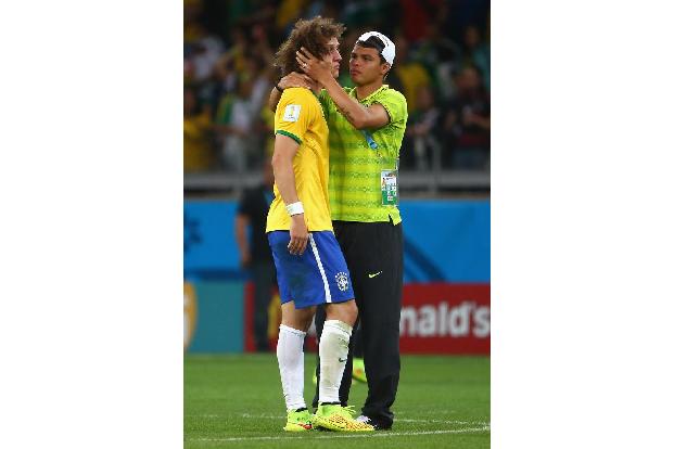 Echte Freunde müssen manchmal auch trösten. Beim Ausscheiden im Halbfinale der WM 2014 platzt für David Luiz ein großer Trau...
