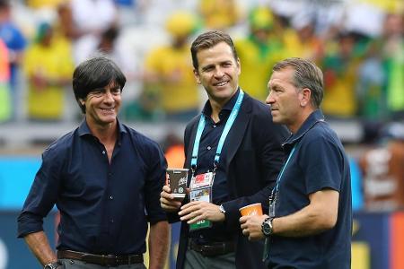 Bundestrainer Joachim Löw, Nationalmannschaftsmanager Oliver Bierhoff und Andreas Köpke in entspannter Pose vor dem Klassike...