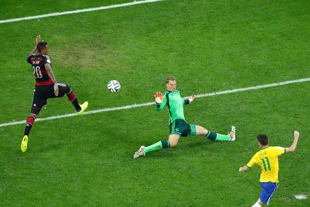 Nachdem Özil in der Schlussminute frei vor Brasilien-Keeper César vergibt, macht es Oscar im Gegenzug besser und erzielt den...