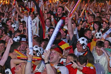 Ein ganz anderes Bild bietet sich auf den zahlreichen Fan-Meilen in Deutschland. Der Traum vom WM-Titel ist zum Greifen nahe.