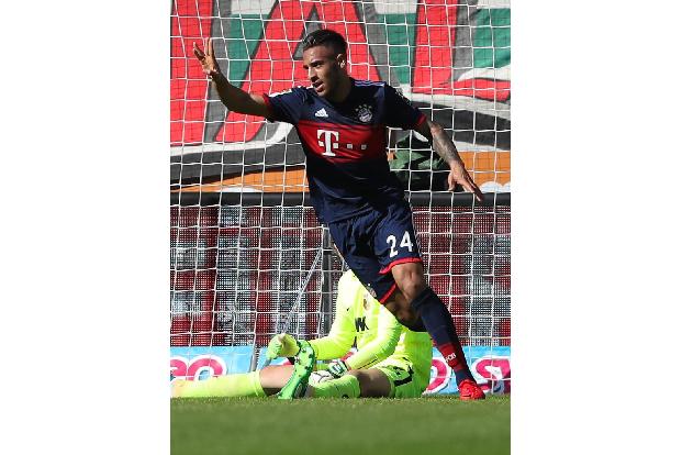 Doch dann dreht der Favorit auf. Corentin Tolisso erzielt in der 32. Minute per Kopf das 1:1...
