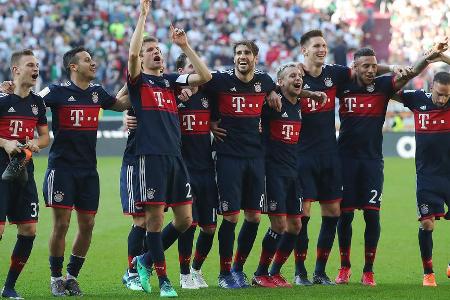 Nach dem Abpfiff gibt's den üblichen Mannschaftsjubel in der Ecke der mitgereisten Bayern-Fans...