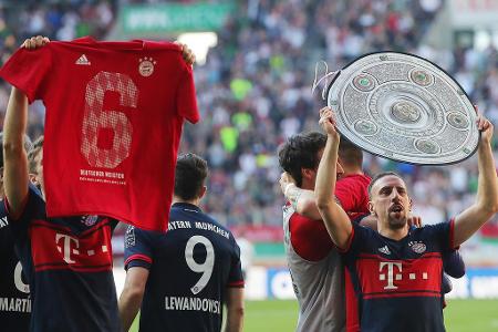 ... dann werden die Meister-Shirts ausgepackt. Die roten Hemden zeigen eine große Sechs für das halbe Dutzend an Meistertite...
