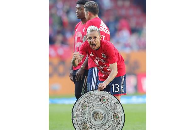 ... mit dem sich auch der Brasilianer Rafinha ablichten lässt. Die 'echte' Trophäe für die Bayern gibt's erst beim letzten H...
