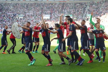 Richtig ausgelassen wird nicht gefeiert bei den Bayern, zu wichtig ist das anstehende Königsklassen-Duell mit Sevilla.