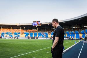 Eintracht Braunschweig mit Trauerflor bei Partie in Kiel
