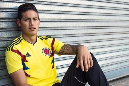 Einige Jahre zurück gingen die Designer beim Kolumbien-Trikot: Bayern-Profi James Rodríguez wird in Russland in einem Trikot...