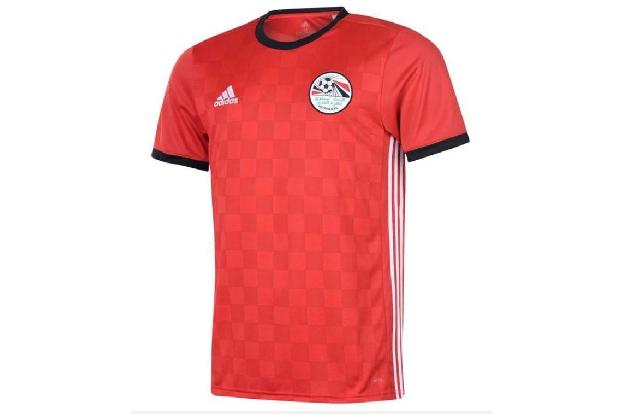 Mohamed Salah und seine Teamkollegen werden in einem recht schlichten roten Jersey auflaufen. Das dezente Karo-Muster ist da...
