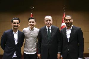 Weitere Kritik an Özil und Gündogan: "Schiefe Verbeugung"
