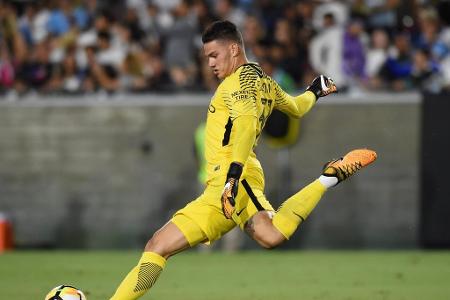 Ederson wechselt im Transfersommer 2017 für fast 40 Millionen Euro zu Manchester City. Er ist damit einer der teuersten Torh...