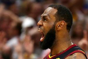 NBA: Cleveland erzwingt mit überragendem James Finalspiel