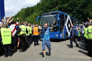 Tausende Fans stehen Spalier: Begeisterter Empfang für HSV