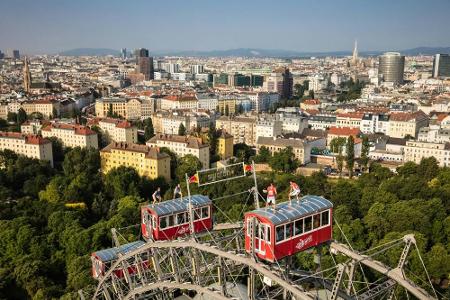 Doppler/Horst in luftiger Höhe: Beachvolleyball auf Wiener Riesenrad