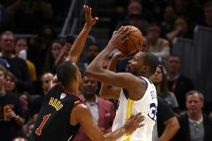 Sieg in Cleveland: Golden State vor erneutem NBA-Titel