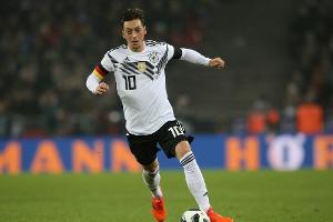 Neuer mit der "1" ins Trainingslager - Özil trägt die "10"