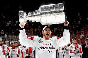 NHL: Capitals verlängern mit Verteidiger Carlson