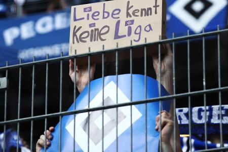 Der HSV steigt nach 55 Jahren erstmals aus der Bundesliga ab! Dennoch zeigten viele Fans ihre Liebe. Doch nicht alle Anwesen... Der HSV steigt nach 55 Jahren erstmals aus der Bundesliga ab! Dennoch zeigten viele Fans ihre Liebe. Doch nicht alle Anwesen...