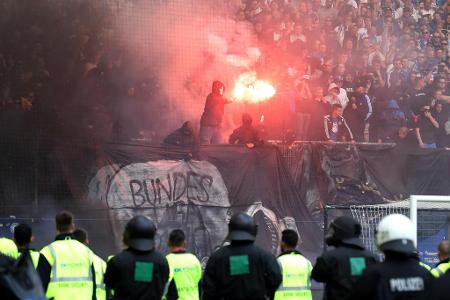 Einige Chaoten zündeten Pyrotechnik und sorgten in der Nachspielzeit für eine mehr als 15-minütige Unterbrechung. Doch der R...