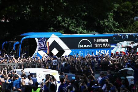 Vor dem existenziell wichtigen Endspiel um den Klassenerhalt gegen Borussia Mönchengladbach bildeten die HSV-Fans ein beeind...