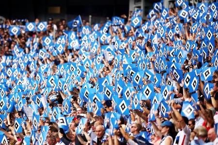 Die HSV-Anhänger verwandelten den Volkspark vor dem Anpfiff in ein Fahnenmeer. (12.05.2018)
