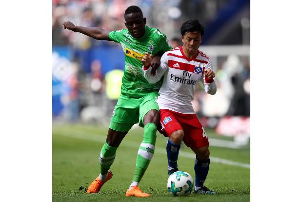Immer wieder suchten die Hanseaten Dribbelkünstler Tatsuya Ito (r.), der gegen die kantigen Gladbacher jedoch kaum Durchschl...