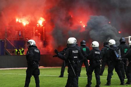 Zu Beginn der Nachspielzeit fackelten einige Chaoten Pyrofackeln ab und warfen Feuerwerkskörper auf den Rasen. (12.05.2018)