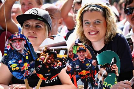 Red-Bull-Fans warten auf Verstappen und Ricciardo, um Selfies zu machen.