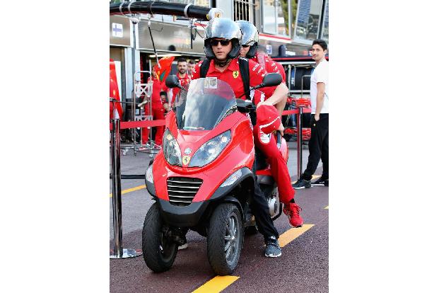 Der Iceman Kimi Räikkönen wählt ebenfalls eine alternative Anreise und rollt mit dem motorisierten Dreirad durch die Boxenga...
