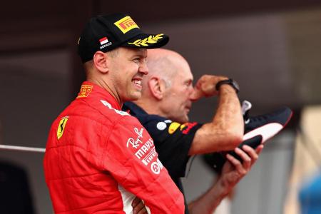 Sebastian Vettel beobachtet das Geschehen und freut sich über Platz zwei. Der Heppenheimer macht damit WM-Punkte auf den Füh...