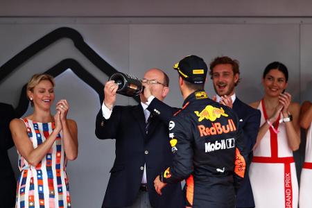 Albert II. ,Prinz von Monaco, lässt sich von Ricciardo dazu überreden, einen tiefen Schluck aus der Flasche zu nehmen.