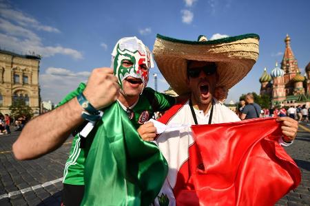 Mexikanische Fans feiern auf Moskaus Straßen