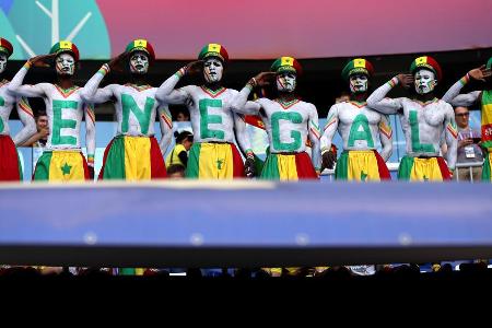 Martialisch angehaucht feuern diese Fans des Senegal ihre Mannschaft an