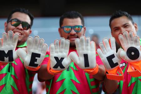 Sechs Mexiko-Fans in Torwart-Montur wollen alle Gegner aufhalten