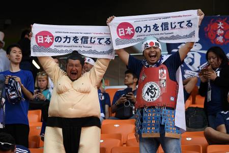 Ein Sumo-Ringer und ein Samurai unterstützen die japanische Nationalmannschaft in Russland.