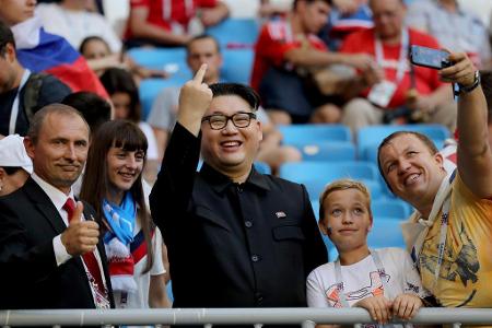 Kim Jong-un und Wladimir Putin als Fans beim Spiel Russland gegen Uruguay? Oder doch nur Doubles der beiden Staatschefs?