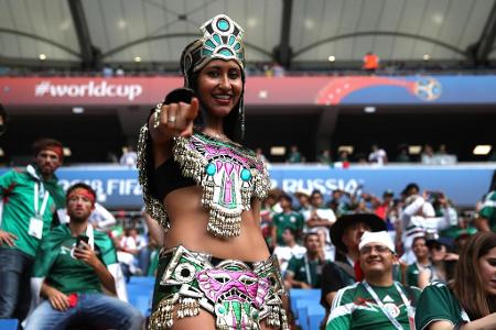 Mexikos Anhängerin erinnert mit ihrem Dress an ihre Vorfahren.