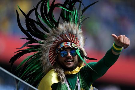 Mit dem wohl größtmöglichen Federschmuck zeigt sich dieser Brasiliens Unterstützer im Stadion.
