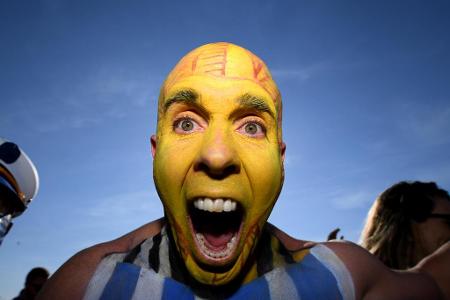 Mit Haut, Haar und Gesichtsfarbe hat sich dieser Fan der Nationalelf Uruguays verschrieben.