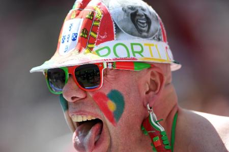 Ätsch! Dieser Portugal-Fan wirkt etwas überdreht.