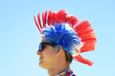 <p>Beim Spiel von Costa Rica gegen Serbien dominieren drei Farben im Stadion: Blau, Rot und Weiß.</p>