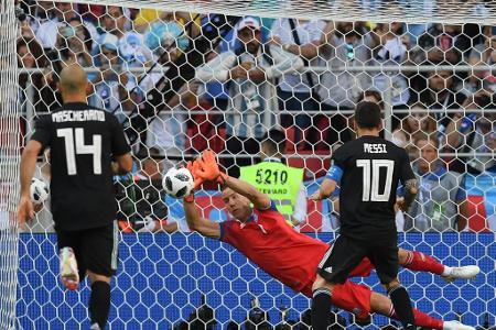 <p>Bei Islands WM-Debüt avancierte Keeper Halldórsson zum Helden. Beim Stand von 1:1 parierte der 34-Jährige, der zugleich F...