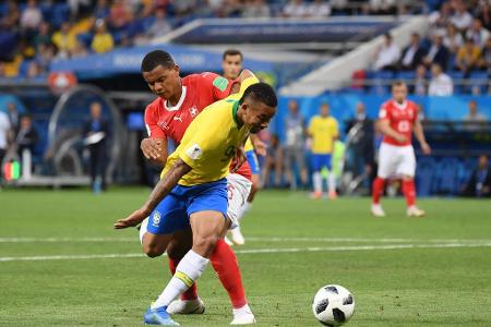 <p>Am Dortmunder Innenverteidiger bissen sich die Brasilien-Stars um Neymar die Zähne aus - an Akanji war nahezu kein Vorbei...