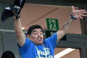 Maradona bietet sich als argentinischer Nationalcoach an