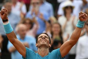 Nadal und Djokovic locker weiter - Thiem gibt auf