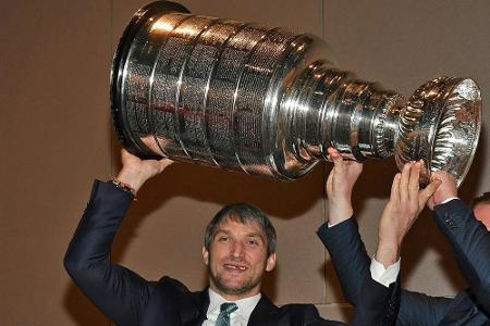 Owetschkin mit dem Stanley-Cup in Moskau Owetschkin mit dem Stanley-Cup in Moskau
