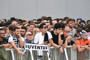 Turin im Ronaldo-Fieber: Hunderte Fans warten auf CR7