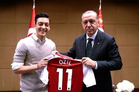 Özil steht hinter Erdogan-Foto und attackiert DFB