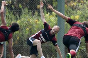 Iniesta gibt Einstand bei Poldi-Klub