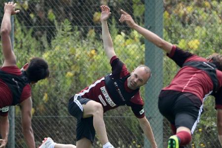 Iniesta gibt Einstand bei Poldi-Klub Iniesta gibt Einstand bei Poldi-Klub